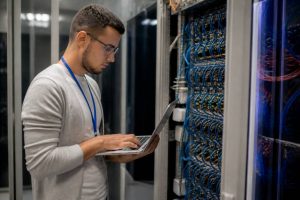 Technicien supérieur systèmes et réseaux salaire : rémunération, évolution de carrière et débouchés